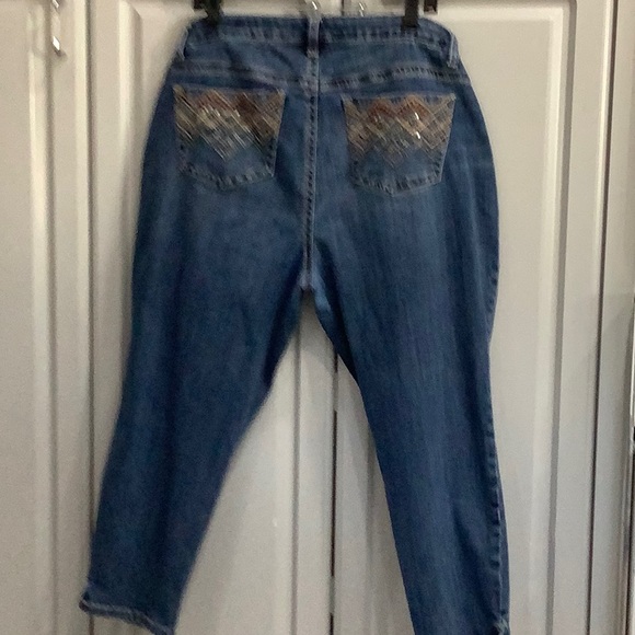 ❤️Lane Bryant Blue Denim Capris Pants Sz 18 Preowned Embellished Back Pockets - Picture 1 of 11
